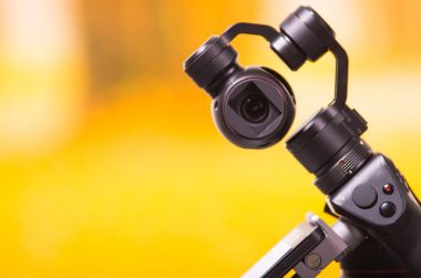 Quito, Ekvator - 22 Aralık 2017: Osmo cep gimbal, yeni nesil bir bulanık orman arka planda elektronik sabitleyici