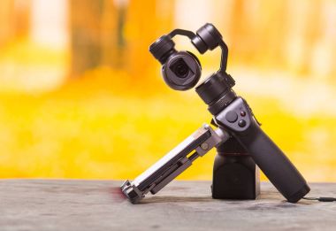 Quito, Ekvator - 22 Aralık 2017: Osmo cep gimbal, yeni nesil bir bulanık orman arka planda ahşap bir masa üzerinde elektronik sabitleyici