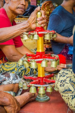Bali, Endonezya - 05 Nisan 2017: kimliği belirsiz kişi, bell formu ile bazı müzik aletleri oynayan içini güzel tapınağın Bali Ubud bir binada yer alan Endonezya