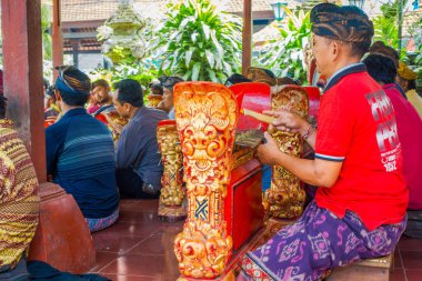 Bali, Endonezya - 05 Nisan 2017: tanımlanamayan oynayanlar bazı müzik aletleri Ubud Bali güzel tapınakta bir bina içinde yer alan Endonezya