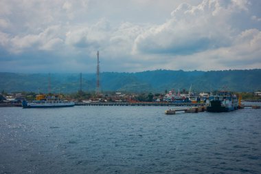Bali, Endonezya - 05 Nisan 2017: Feribota Ubud, Bali Endonezya limandan güzel manzarasına