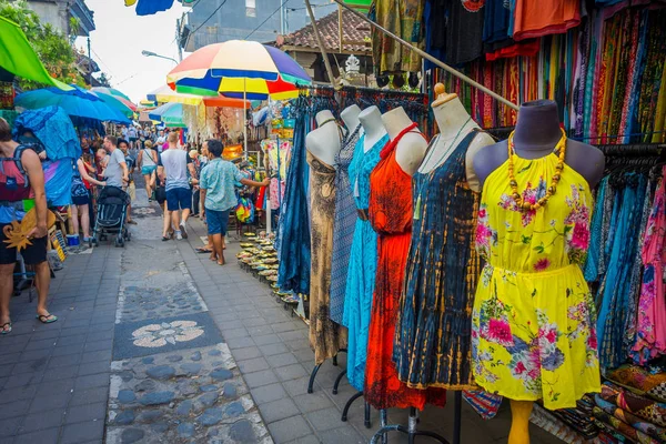 BALI, INDONESIA - 16 DE MARZO DE 2016: Vista de las actividades comerciales y comerciales del mercado principal en la ciudad de Ubud en la isla de Bali Indonesia — Foto de Stock