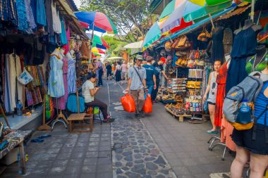 Bali, Endonezya - 16 Mart 2016: Görünümü ve ticari faaliyetler Ubud Town Bali Adası Endonezya ana pazarının ticaret