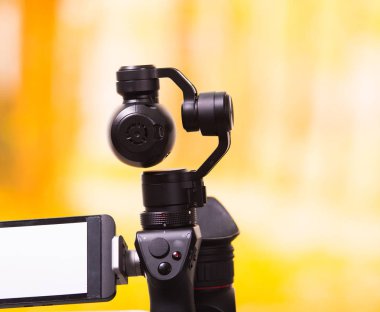 Quito, Ekvator - 22 Aralık 2017: Osmo cep gimbal, yeni nesil bir bulanık orman arka planda elektronik sabitleyici
