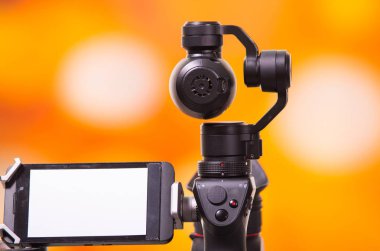 Quito, Ekvator - 22 Aralık 2017: Osmo cep gimbal, yeni nesil bir bulanık orman arka planda elektronik sabitleyici