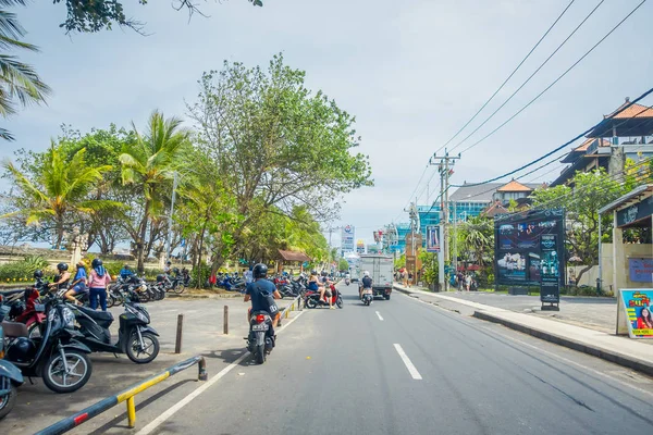 BALIE INDONÉSIE MARS 08. 2017 : Motocycliste non identifié descend la rue. Zone des légionnaires. Legian est une banlieue et une plage de la côte ouest de Bali — Photo