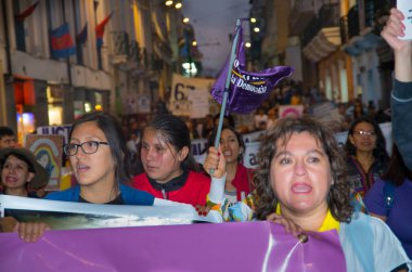 Quito, Ekvator - 06 Mayıs 2017: slogan istiyoruz, canlı bir protesto sırasında bir işaret tutan kadın Quito Ekvator femicide karşı protesto