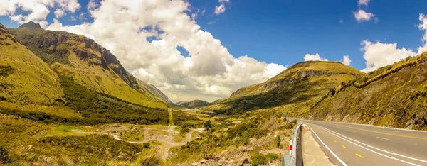 Bela paisagem da montanha Papallacta em um dia ensolarado com a estrada em Quito Equador — Fotografia de Stock