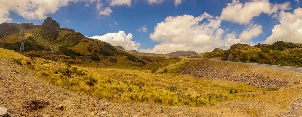 Vakkert landskap i Papallacta-fjellet på en solrik dag med veien, med elektriske kabler som krysser fjellene i Quito Ecuador – stockfoto