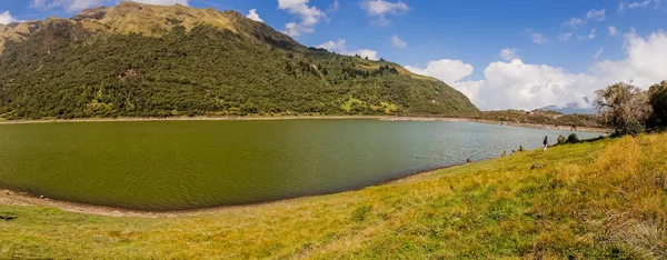 Vackra lagunen ligger i Papallacta, det Andinska höglandet i en solig dag, med bergen bakdelar i Quito Ecuador — Stockfoto