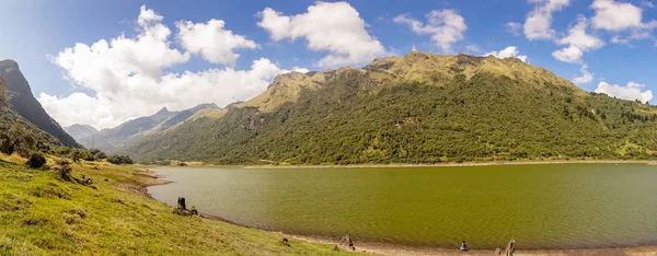 Bella laguna situata a Papallacta, gli altopiani andini in una giornata di sole, con le montagne dietro a Quito Ecuador — Foto Stock