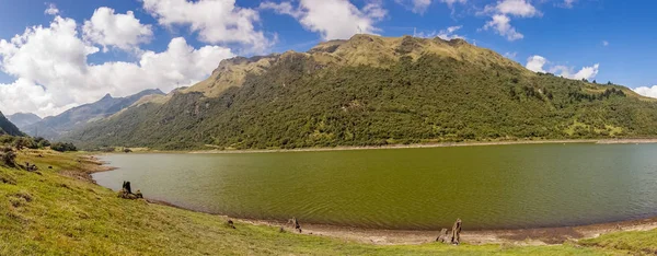 Papallacta, 산와 화창한 날에 안데스 고원 behinds 에콰도르 키토에에서 있는 아름 다운 연못 — 스톡 사진