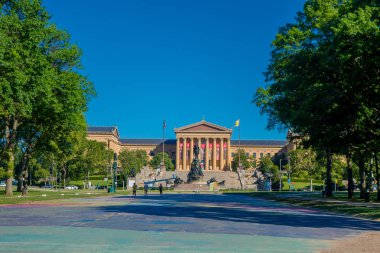 Philadelphia, Amerika Birleşik Devletleri - 22 Kasım 2016: Art Doğu of Philadelphia Pennsylvania Müzesi girişini ve Kuzey kanat binalar ve boş ana plaza ile bir anıt önünde Yunan revival stil cepheli