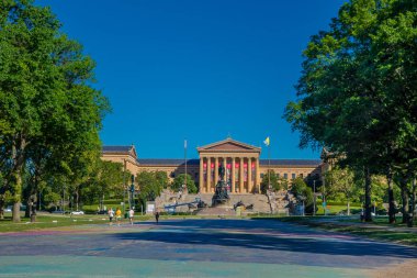 Philadelphia, Amerika Birleşik Devletleri - 22 Kasım 2016: Art Doğu of Philadelphia Pennsylvania Müzesi girişini ve Kuzey kanat binalar ve boş ana plaza ile bir anıt önünde Yunan revival stil cepheli