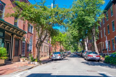 Philadelphia, Amerika Birleşik Devletleri - 22 Kasım 2016: Güzel manzara ile Pennsylvania'da park etmiş bir araba at Washington Square, binaların