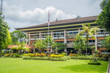 Bali, Endonezya - 08 Şubat 2017: Bali, Endonezya Denpasar şehrinde bahçeli bina güzel Vali