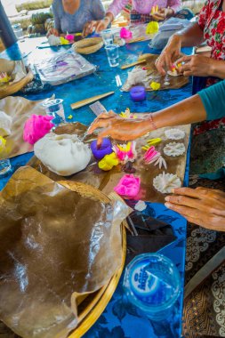 Bali, Endonezya - 08 Şubat 2017: bir Hint Sadhu Çapati Manmandir ghat kutsal nehir Varanasi, Ganj kıyısında üzerinde hamur hazırlama kadın