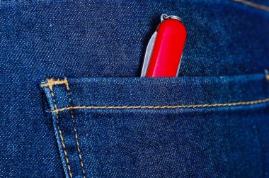 Kot pantolon içinde İsviçre bıçağı geri cep
