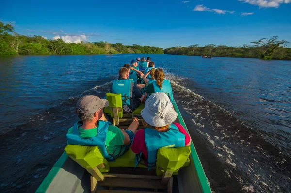 Cuyabeno, Ecuador - 16 November, 2016: Oidentifierade personer som reser med båt in i djupet av Amazonas djungel i Cuyabeno nationalpark, Ecuador — Stockfoto