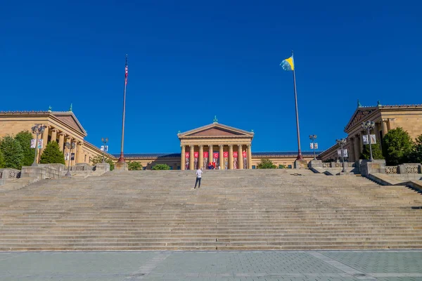 Philadelphia, Usa - 22 November, 2016: Museum av Art östra entrén och North wing byggnader och tomma stora torget med grekiska revival stil fasad — Stockfoto