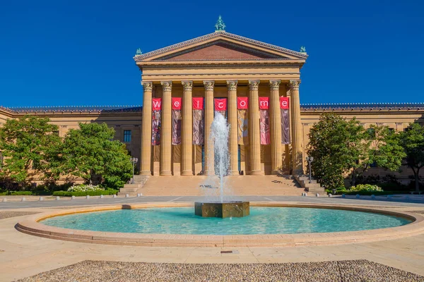 PHILADELPHIA, USA - NOVEMBER 22, 2016: The Philadelphia Pennsylvania Museum of Art East entrance and North wing buildings and empty main plaza with Greek revival style facade, with a beautiful — Stock Photo, Image