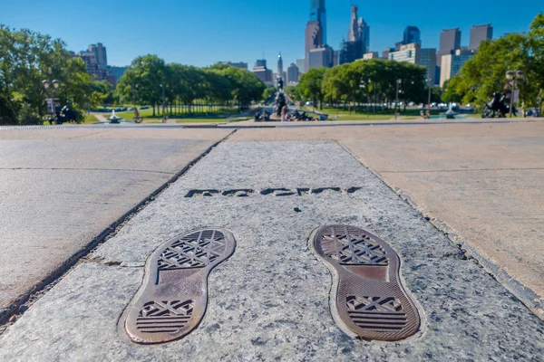 Filadelfia, Usa - zm. 22 listopada 2016: Rocky Steps pomnik w Filadelfii. Pomnik upamiętnia opowiedzianą w filmie Rocky 1976 — Zdjęcie stockowe