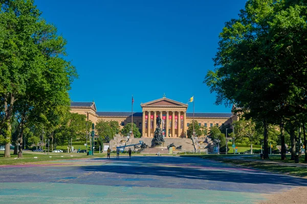 PHILADELPHIA, USA - NOVEMBER 22, 2016: The Philadelphia Pennsylvania Museum of Art East entrance and North wing buildings and empty main plaza with Greek revival style facade, with a monument in front — Stock Photo, Image