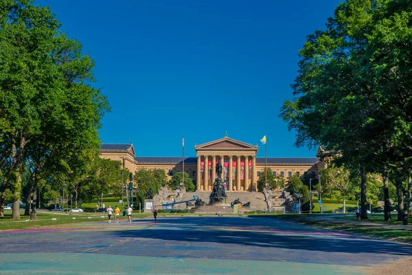 Philadelphia, Usa - 22 November, 2016: The Philadelphia Pennsylvania Museum i Art East entré och North wing byggnader och tomma stora torget med grekiska revival stil fasad, med ett monument framför — Stockfoto