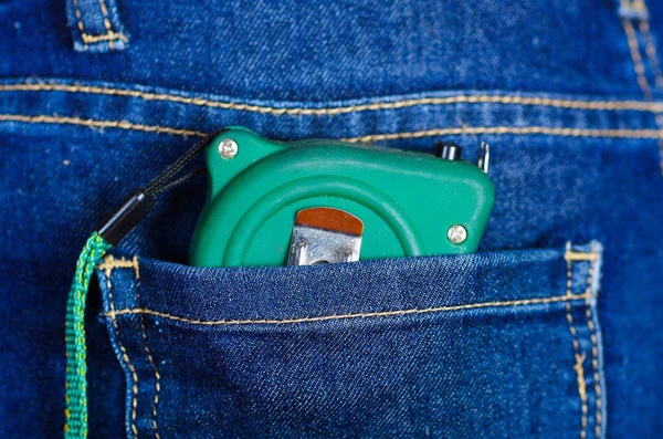 ジーンズのバック ポケットの中白い携帯電話 — ストック写真