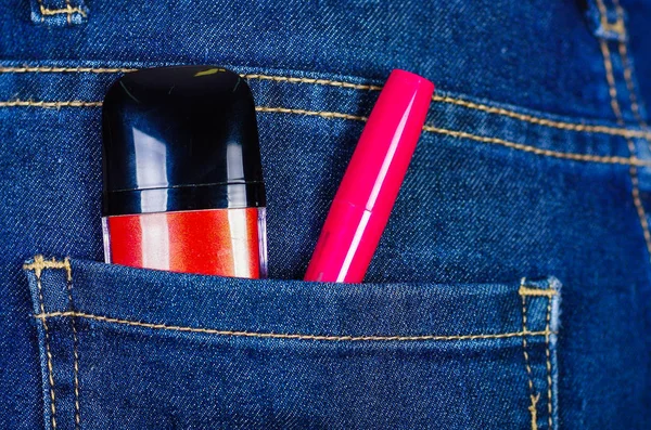 Roze en rode lippenstift binnenkant jeans achterzak — Stockfoto