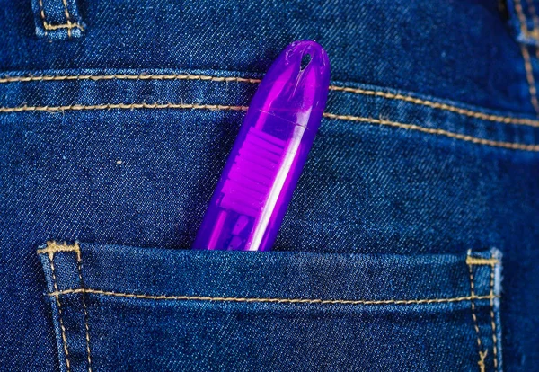 Funda púrpura con un cepillo de dientes dentro del bolsillo trasero de los vaqueros —  Fotos de Stock