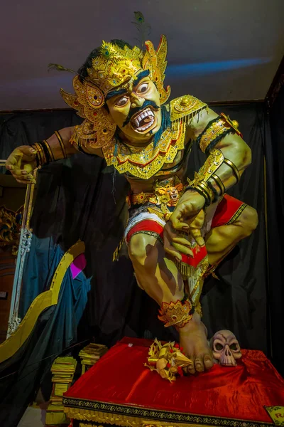 バリ、インドネシア - 2017 年 3 月 8 日: Impresive 手は構造、ニュピ日のインドネシア ・ バリ島で行われる Ngrupuk パレードの労力が注がれる労力像を作った。マークされたヒンズー教休日 — ストック写真