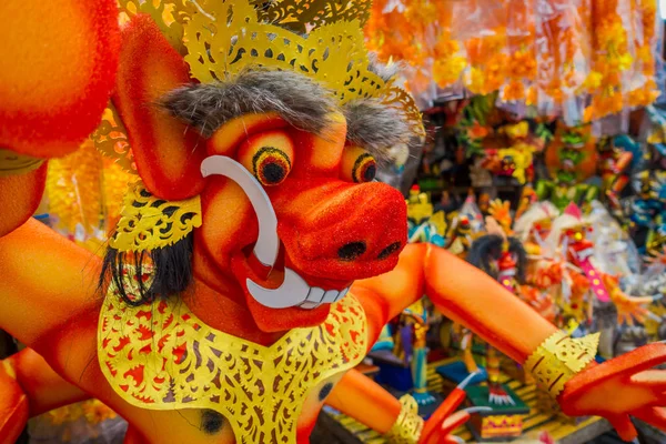 Bali, Indonesië - 08 maart 2017: Beautifull hand gemaakt structuur, Ogoh-ogoh-standbeeld gebouwd voor de parade van de Ngrupuk, die op de zelfs van Nyepi dag in Bali, Indonesië plaatsvindt. Een hindoe vakantie gekenmerkt door — Stockfoto
