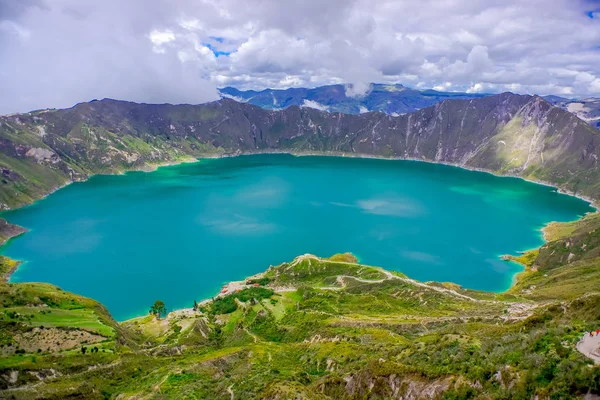 Vista incrível do lago da caldeira de Quilotoa. Quilotoa é o vulcão ocidental na cordilheira dos Andes e está localizado na região andina do Equador — Fotografia de Stock