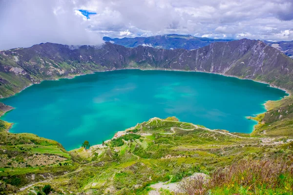 Increíble vista del lago de la caldera Quilotoa. Quilotoa es el volcán occidental en la cordillera de los Andes y se encuentra en la región andina de Ecuador. — Foto de Stock