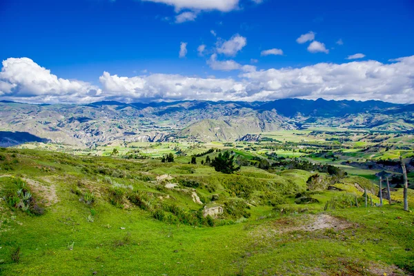 Quilotoa yanardağ dağların güzel manzara. Quilotoa Batı yanardağ Andes aralığında olup Ekvator and bölgesinde bulunan — Stok fotoğraf