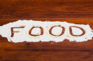 Stevia toz içinde ahşap arka plan üzerinde yazılı kelime gıda