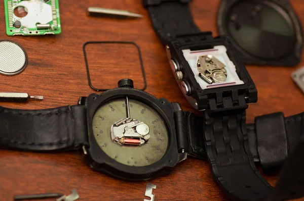 Saat mekanizması yakından görmek, ahşap bir masaya repare araçlarla — Stok fotoğraf