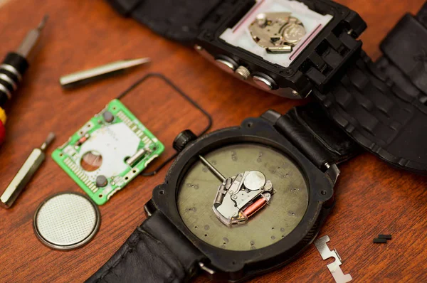 Saat mekanizması yakından görmek, ahşap bir masaya repare araçlarla — Stok fotoğraf