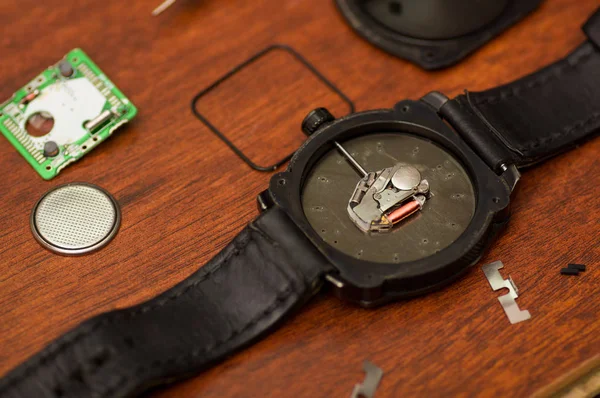Detal maszyn zegarek na stole, na drewnianym stole — Zdjęcie stockowe