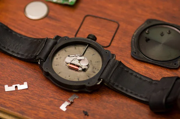 Detail van horloge machines op de tabel, op een houten tafel — Stockfoto