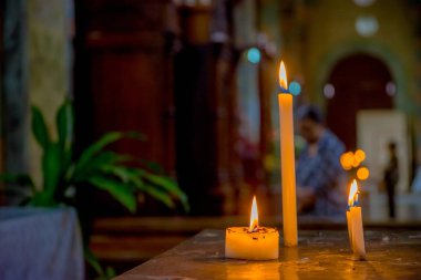 Quito, Ekvator - 23 Kasım 2016: kilise ve manastır Saint Francis içinde mumlar yanan