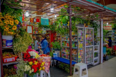 Quito, Ekvator - 23 Kasım 2016: Çiçek pazarı Doğacılar ilaç San Francisco Quito şehirde bulunan Belediye Market