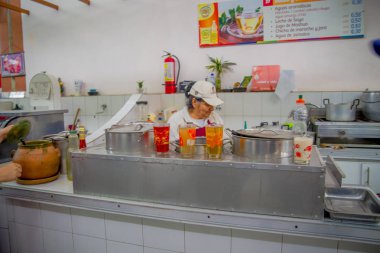 Quito, Ekvator - 23 Kasım 2016: Quito şehir San Francisco'da bulunan Belediye market gıda satış kimliği belirsiz bir kadın