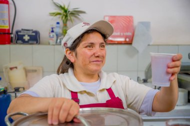 Quito, Ekvator - 23 Kasım 2016: bir refresing Quito şehir San Francisco'da bulunan Belediye Market satış kimliği belirsiz bir kadın