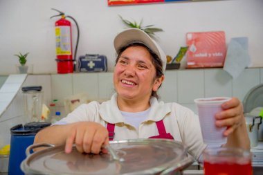 Quito, Ekvator - 23 Kasım 2016: bir refresing Quito şehir San Francisco'da bulunan Belediye Market satış kimliği belirsiz bir kadın