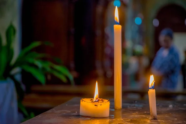 QUITO, ECUADOR - 23 DE NOVIEMBRE DE 2016: Velas encendidas en el interior de la Iglesia y del Convento de San Francisco —  Fotos de Stock