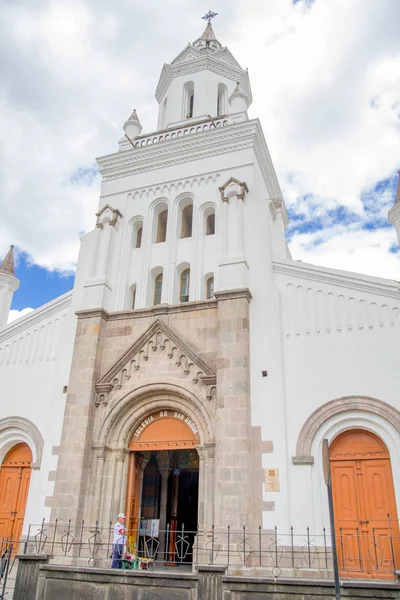 Кіто, Еквадор - 23 листопада 2016: Зовні переглянути прекрасного церкву і монастир Святого Франциска, в сонячний день з синім небом та перемінна хмарність — стокове фото