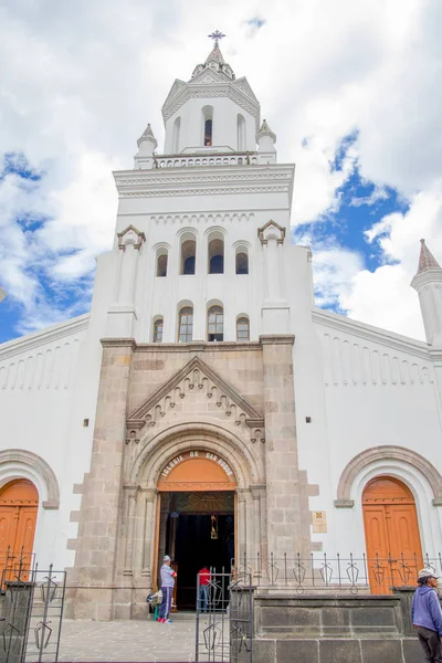 Quito, Ekvádor - 23. listopadu 2016: Vnější pohled krásný kostel a klášter svatého Františka, v slunečný den s modrou oblohu a některé mraky — Stock fotografie