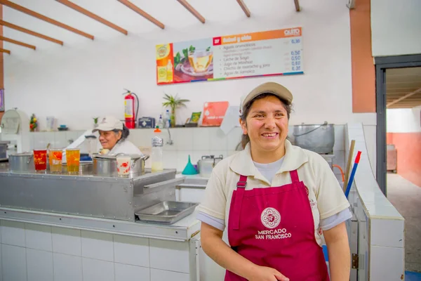 QUITO, ECUADOR - 23 NOVEMBRE 2016: Donna sorridente non identificata che vende cibo al mercato municipale di San Francisco nella città di Quito — Foto Stock